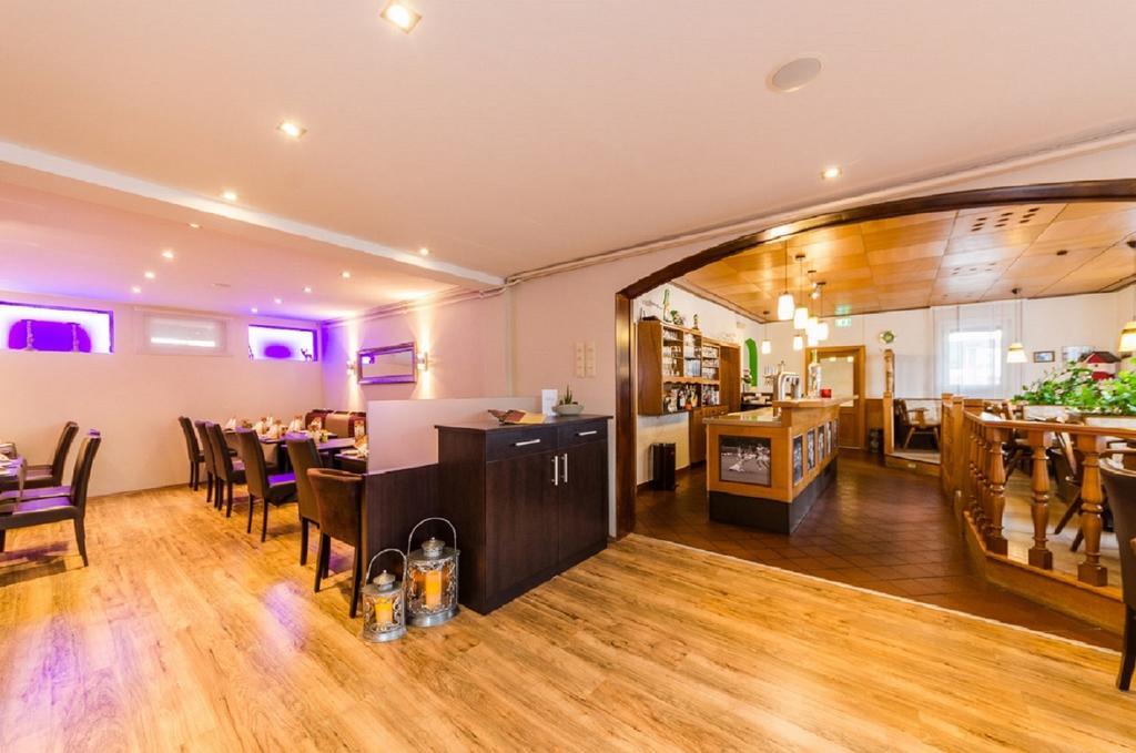 Hotel Restaurant Conni Волфсбург Екстериор снимка