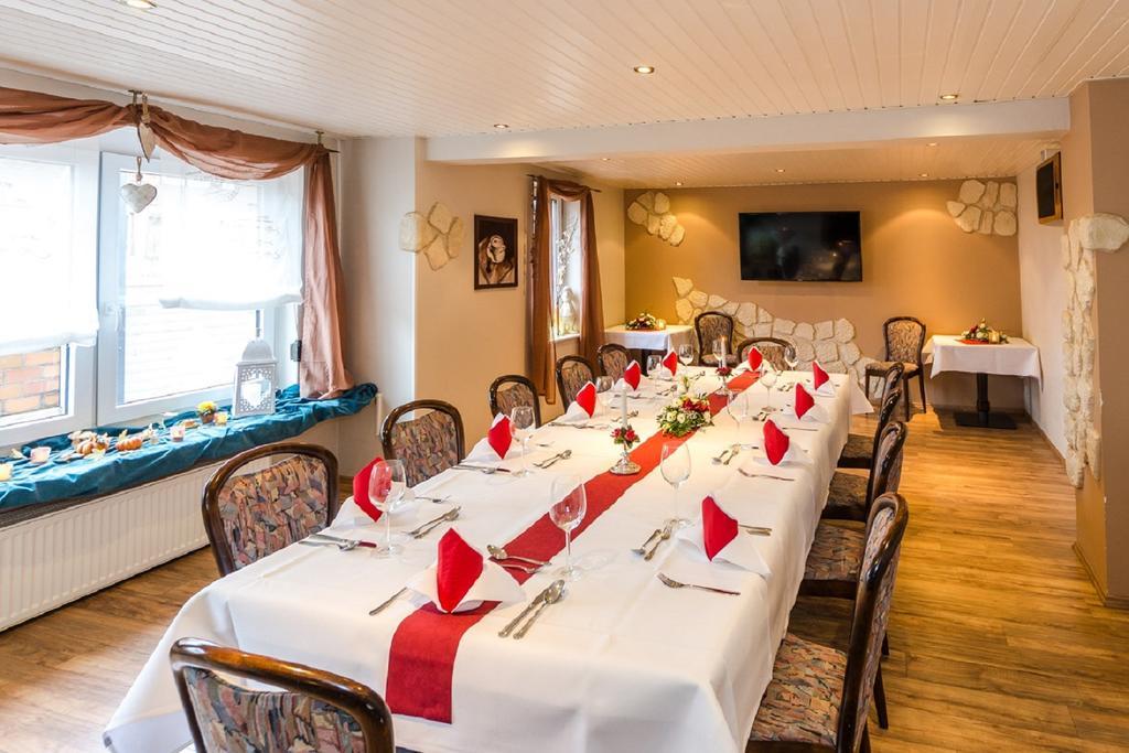 Hotel Restaurant Conni Волфсбург Екстериор снимка