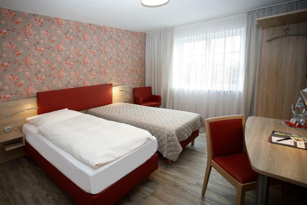 Hotel Restaurant Conni Волфсбург Екстериор снимка